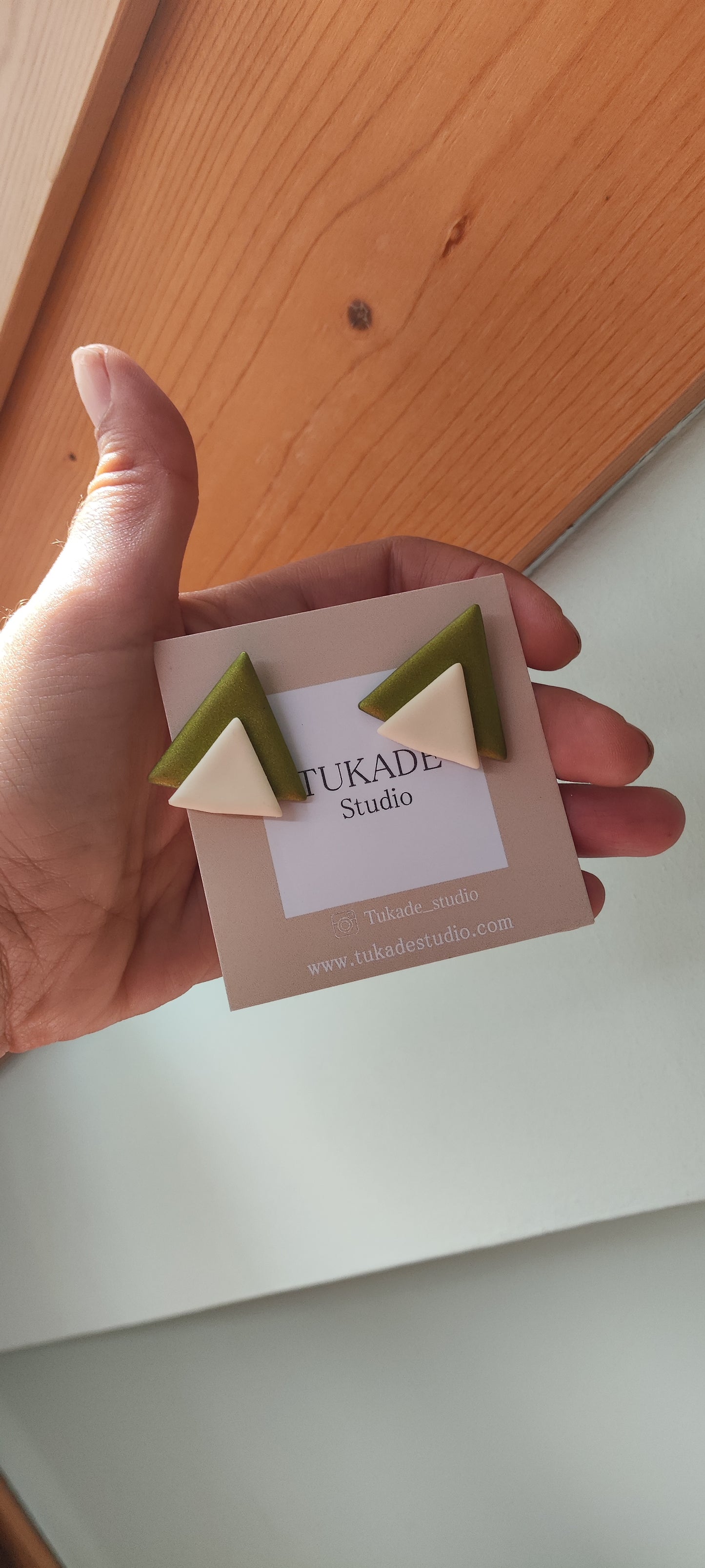 UMA verde oliva y crudo