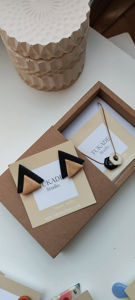 Pack pendientes UMA cobre y collar GILDA negro y crudo